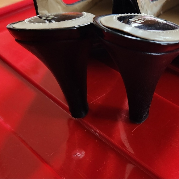 Naturalizer Black slingback pumps - Picture 3 of 10